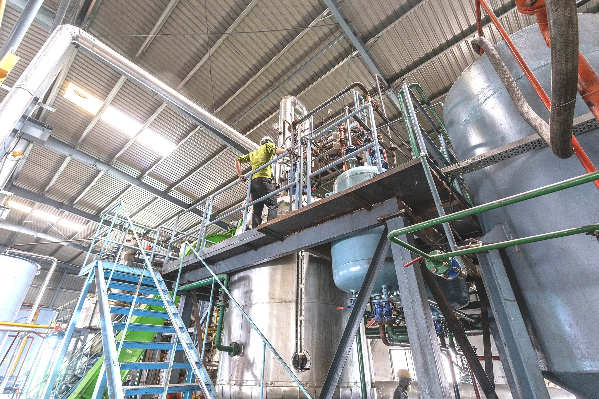 Pyrolysis oil distillation and purification plant