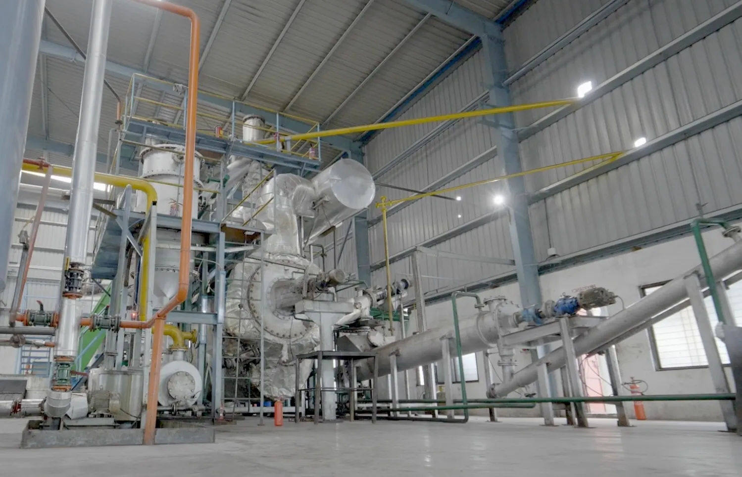 Automated continuous pyrolysis plant with carbon discharge system